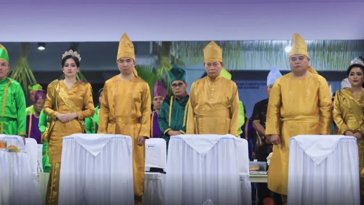 Pejabat daerah dan undangan mengenakan busana adat saat Upacara Adat Tulude HUT ke-601 Kepulauan Sangihe mediasulut.id