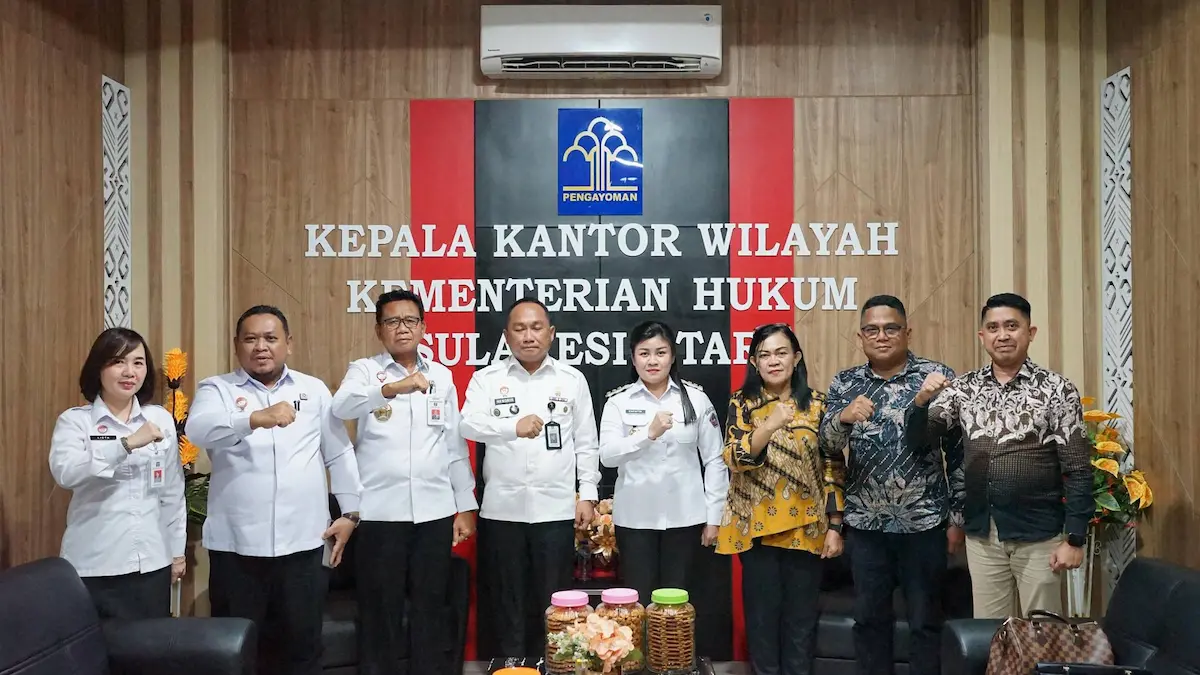 Bupati Kepulauan Sitaro Chyntia Ingrid Kalangit bersama jajaran Pemkab Sitaro dan Kanwil Kemenkum Sulut berfoto bersama usai pembahasan peningkatan akses layanan hukum masyarakat mediasulut.id
