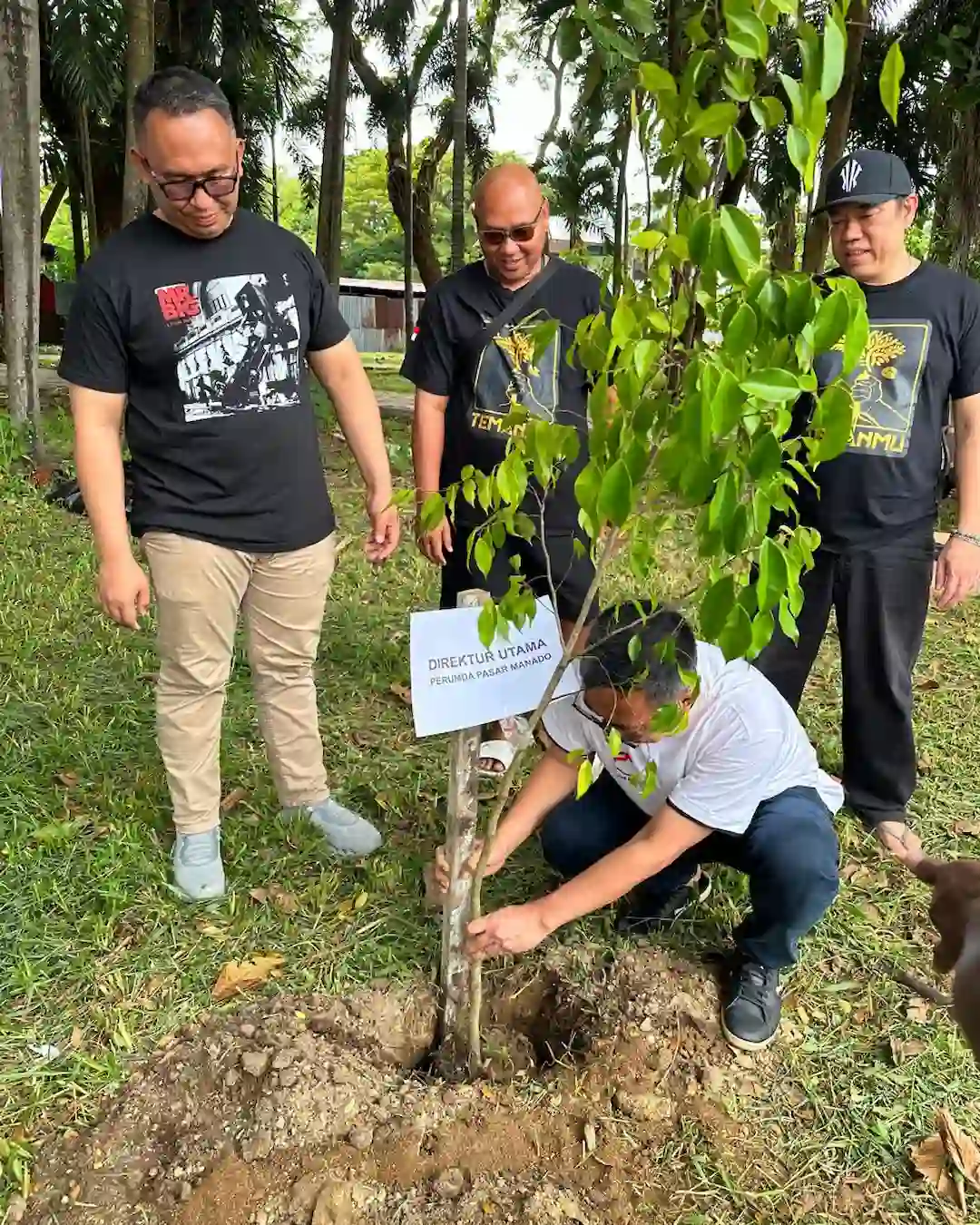 Direktur Utama Perumda Pasar Manado menanam pohon beringin di Urban Forest Manado mediasulut.id