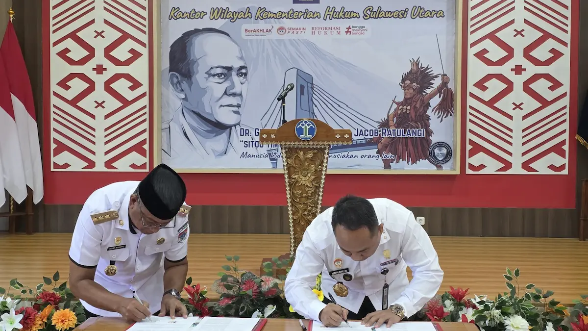 Bupati Bolaang Mongondow Timur Oskar Manoppo dan Kakanwil Kemenkum Sulut Hendrik Pagiling menandatangani naskah kesepakatan pelayanan hukum mediasulut.id