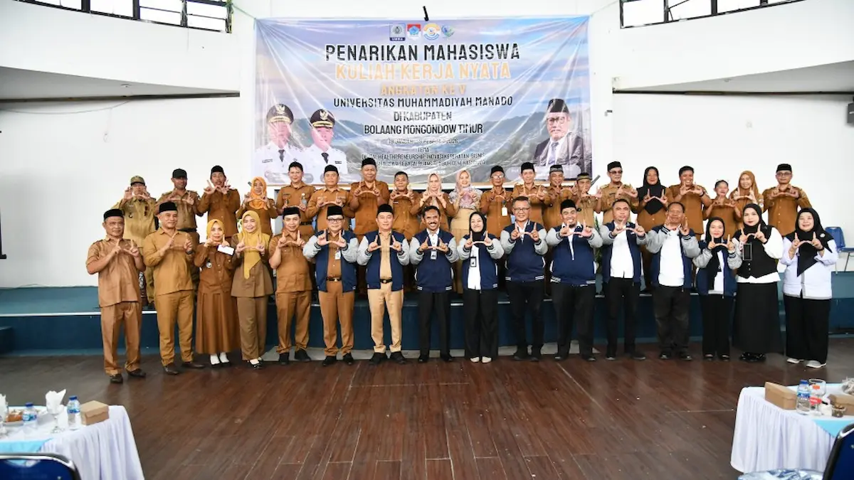 Wakil Bupati Argo Sumaiku foto bersama mahasiswa KKN UMM Boltim mediasulut.id