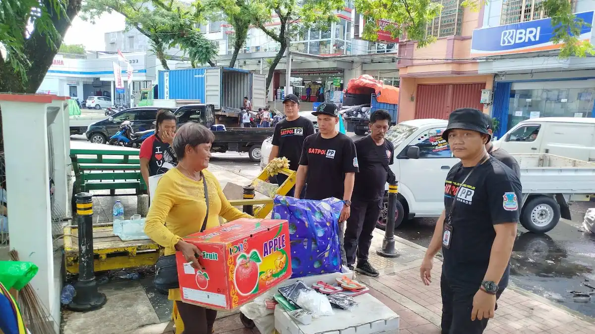 Petugas membantu penataan lapak pedagang kaki lima agar tidak mengganggu fungsi jalan dan trotoar di Kota Manado mediasulut.id