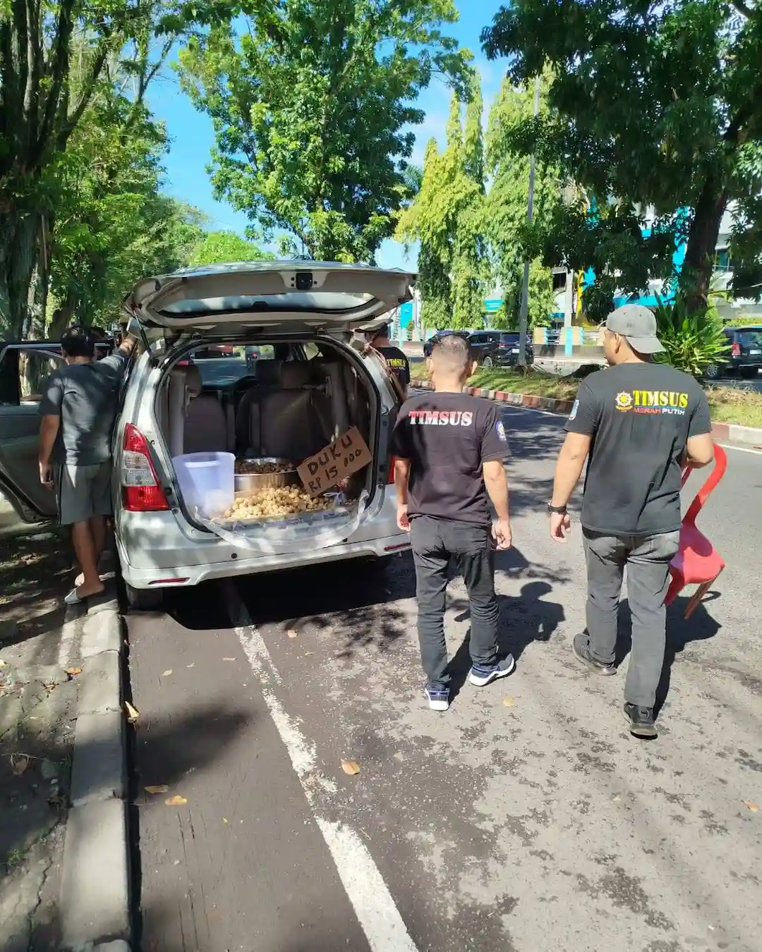 Petugas menertibkan pedagang kaki lima yang berjualan di badan jalan demi kelancaran lalu lintas Kota Manado mediasulut.id