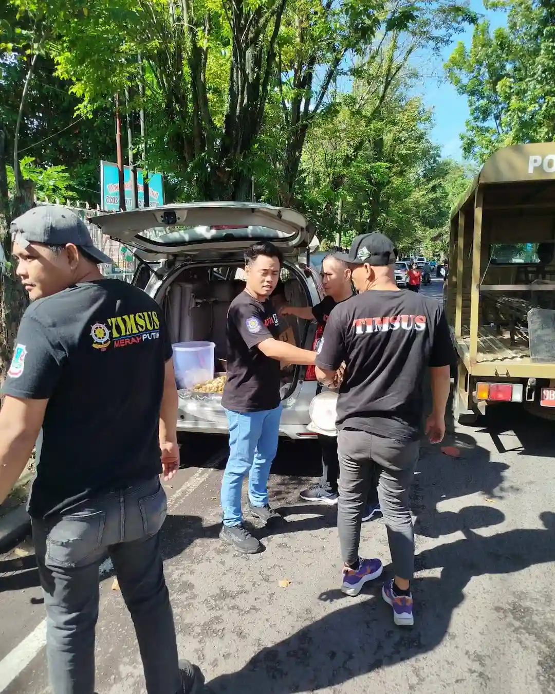 Petugas berdialog secara humanis dengan pedagang kaki lima saat penertiban trotoar di Kota Manado mediasulut.id