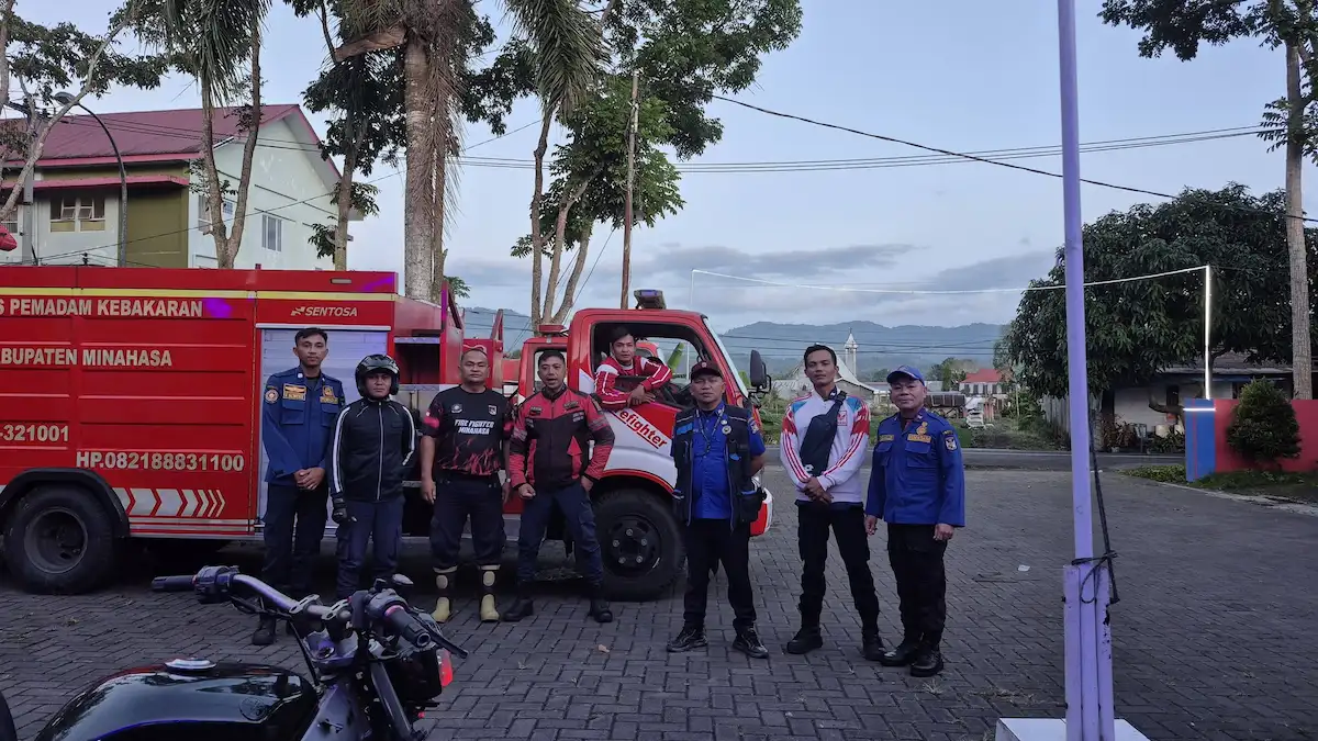 Petugas pemadam kebakaran Kabupaten Minahasa bersiaga bersama mobil damkar di kawasan Langowan Kabupaten Minahasa mediasulut.id