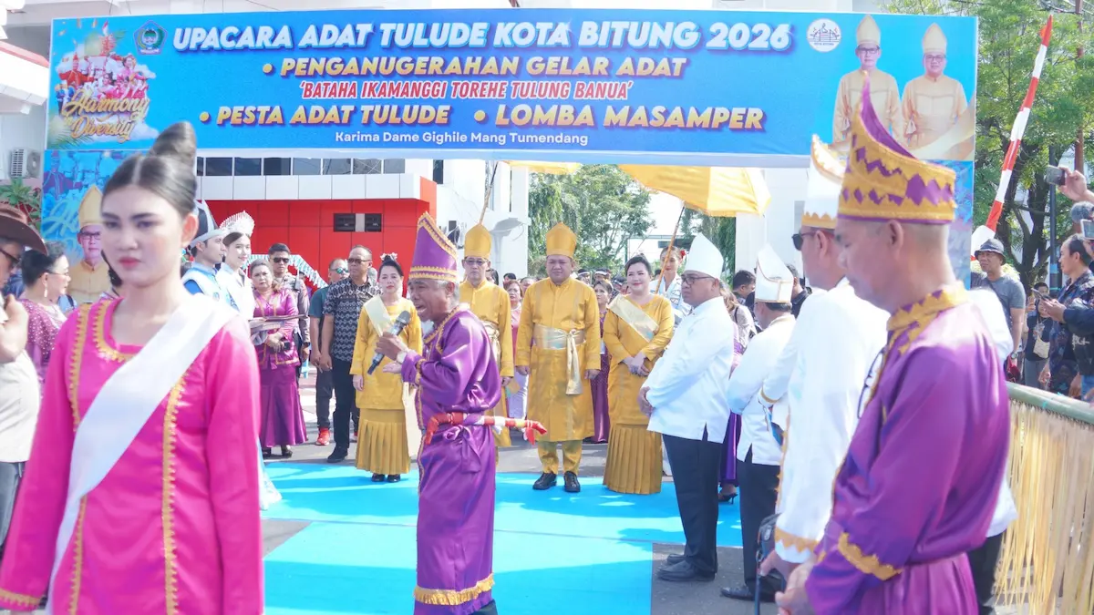 Tokoh adat memimpin prosesi Upacara Adat Tulude Kota Bitung 2026 di Lapangan Kantor Wali Kota mediasulut.id