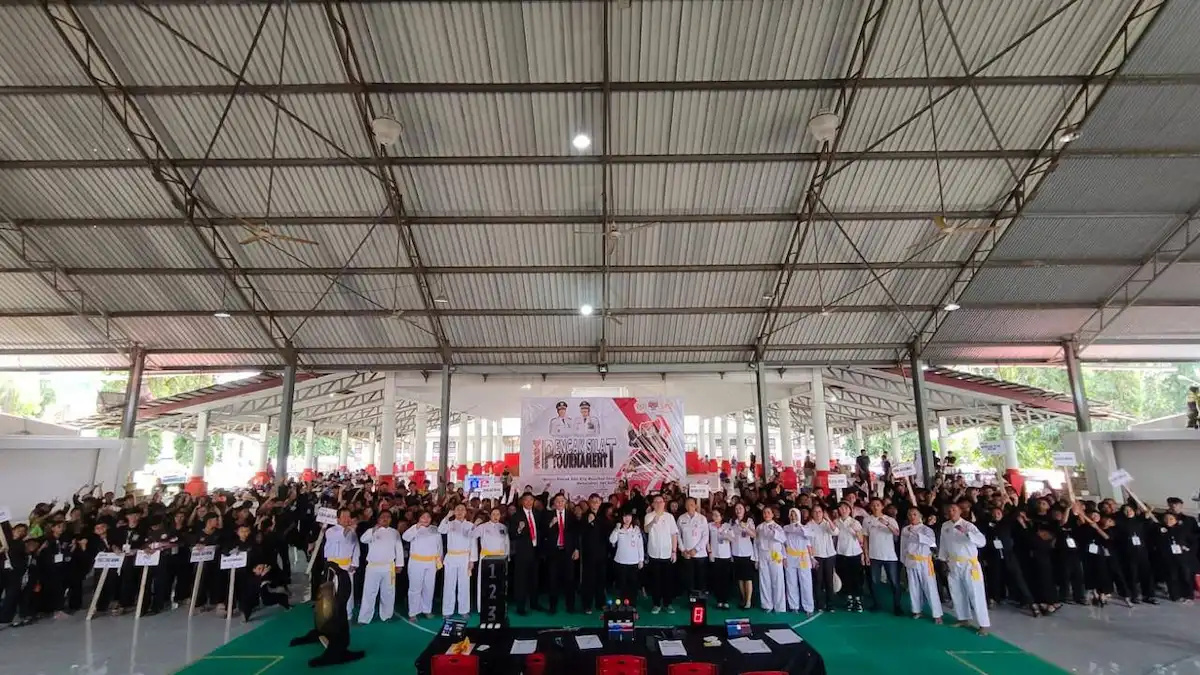 Para atlet dan ofisial dari Sulawesi Utara, Gorontalo, dan Maluku Utara berfoto bersama pada Kejuaraan Pencak Silat Minahasa Selatan Tournament 2026 di Aula Waleta mediasulut.id