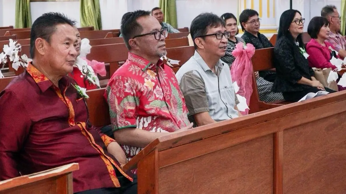 Wakil Wali Kota Manado Richard Sualang mengikuti ibadah syukur HUT ke 27 Jemaat GMIM Anugerah Teling Tingkulu Lembah mediasulut.id