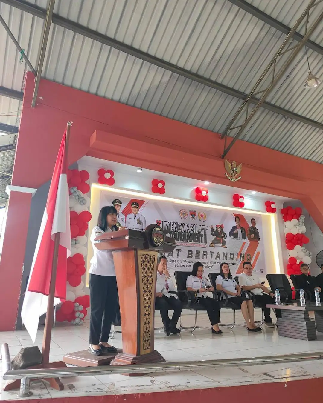 Sekretaris Daerah Minahasa Selatan Glady N. L. Kawatu membacakan sambutan Bupati saat pembukaan Kejuaraan Pencak Silat Minahasa Selatan Tournament 2026 di Aula Waleta Kantor Bupati mediasulut.id