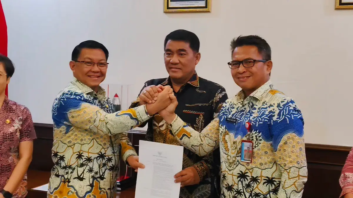 Gubernur Yulius Selvanus bersama Denny Mangala usai penunjukan Plh Sekprov Sulut mediasulut.id