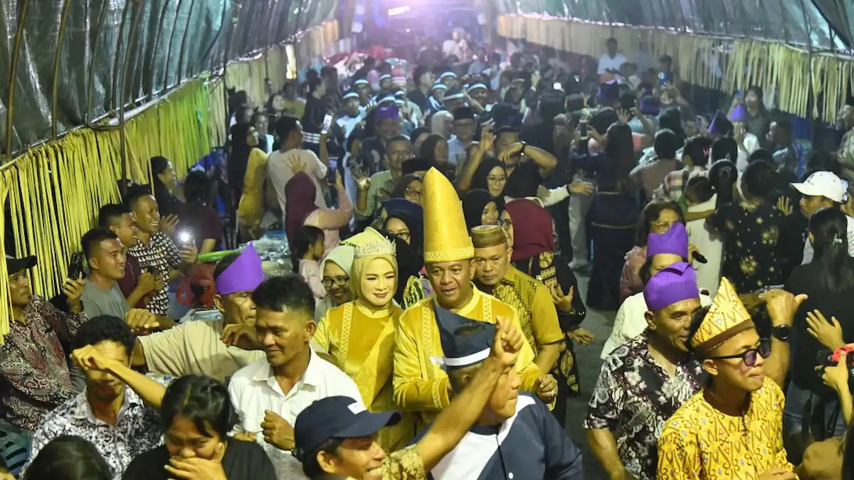 Warga merayakan adat Tulude bersama Bupati Boltim di Desa Jiko Bersatu mediasulut.id