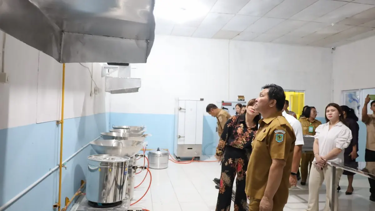 Wakil Bupati Bolaang Mongondow meninjau fasilitas dapur dan pengolahan makanan di SPPG Modomang Dumoga Timur mediasulut.id