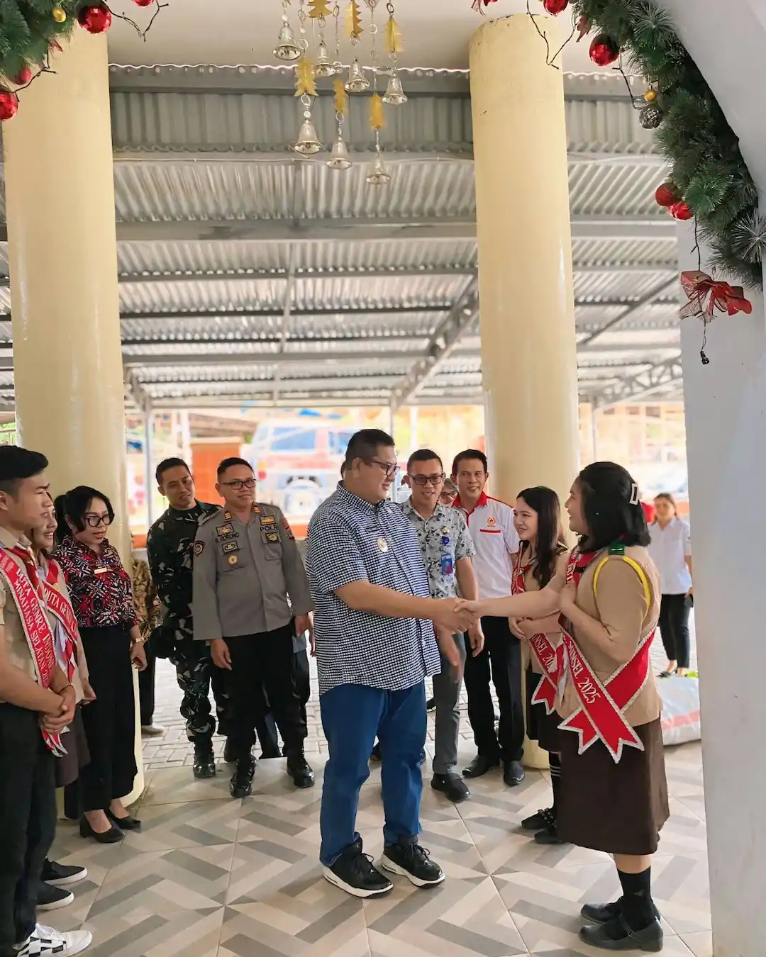 Wakil Bupati Minahasa Selatan Theodorus Kawatu disambut peserta saat menghadiri Musrenbang RKPD 2027 Kecamatan Modoinding mediasulut.id