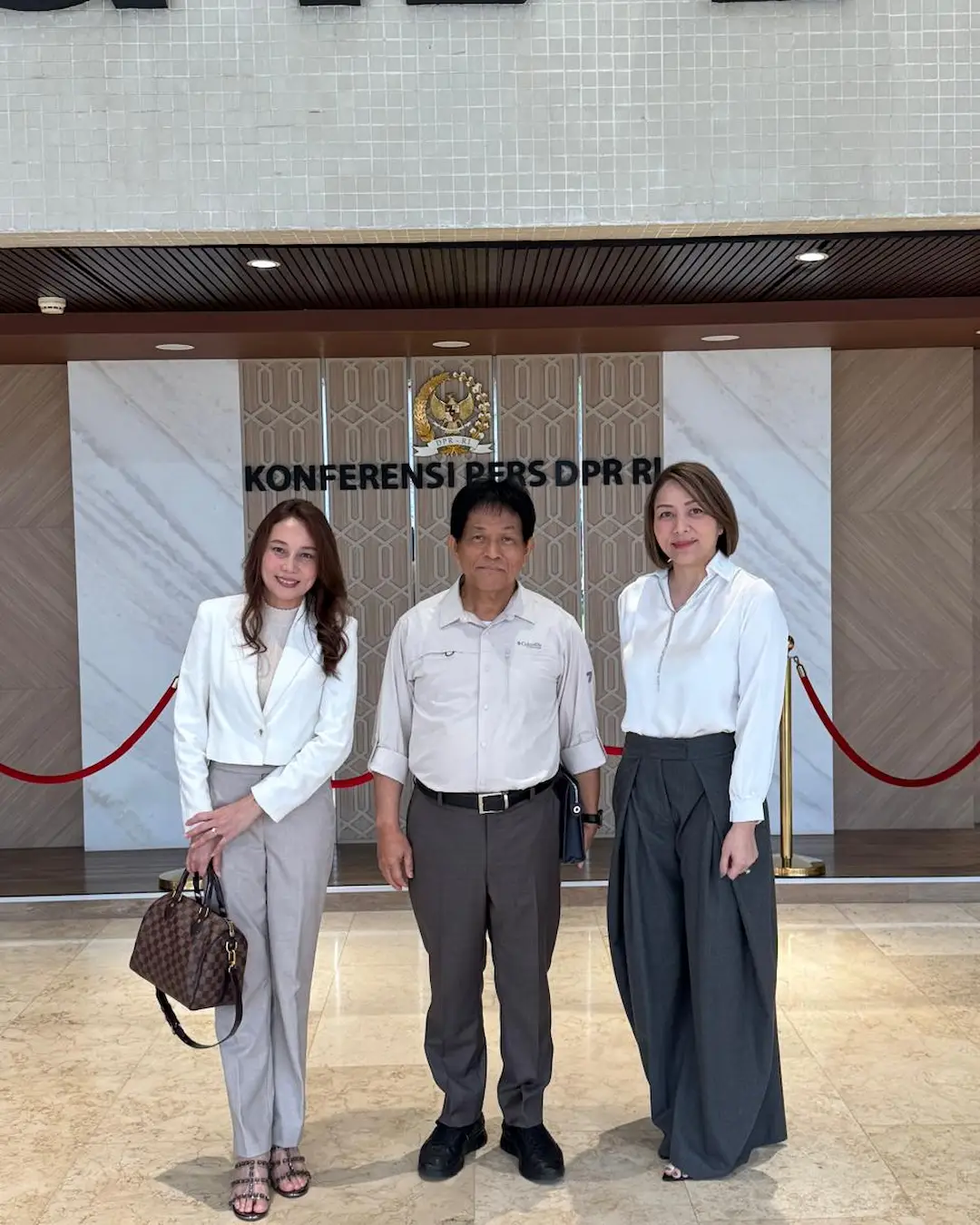 Wakil Ketua DPRD Sulut dr Michaela Paruntu berfoto bersama usai kegiatan kunjungan kerja di area Konferensi Pers DPR RI Jakarta mediasulut.id