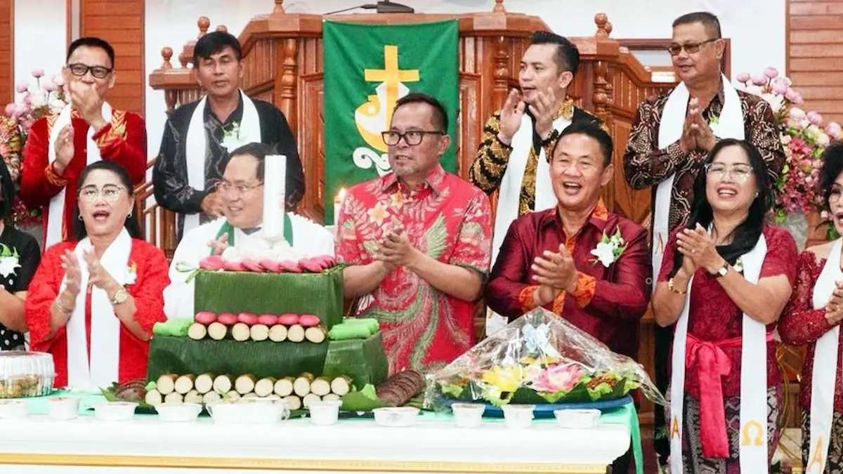 Wakil Wali Kota Manado Richard Sualang bersama jemaat mengikuti ibadah syukur HUT ke 27 GMIM Anugerah Teling Tingkulu Lembah mediasulut.id