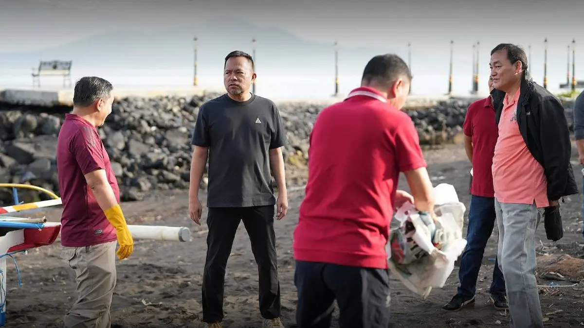 Richard Sualang pantau kerja bakti pesisir Sindulang Manado mediasulut.id