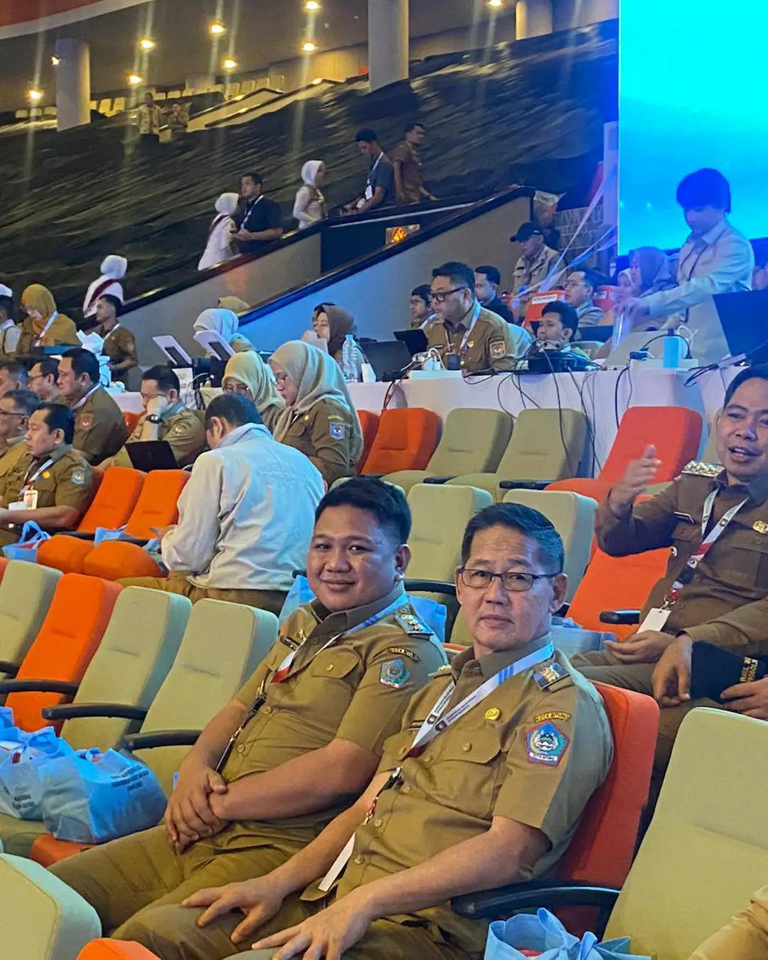 Wali Kota dan Wakil Wali Kota Bitung mengikuti sesi Rakornas Pemerintah Pusat dan Daerah Tahun 2026 di ruang utama acara mediasulut.id