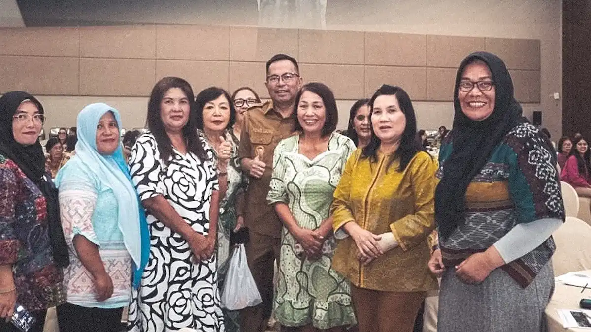 Wakil Wali Kota Manado foto bersama pelaku UMKM peserta acara mediasulut.id