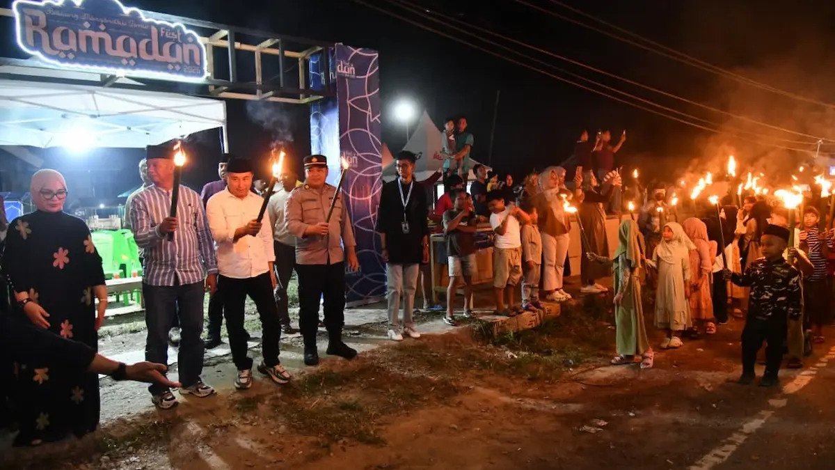 Anak-anak ikut pawai obor Boltim bersama orang tua mediasulut.id