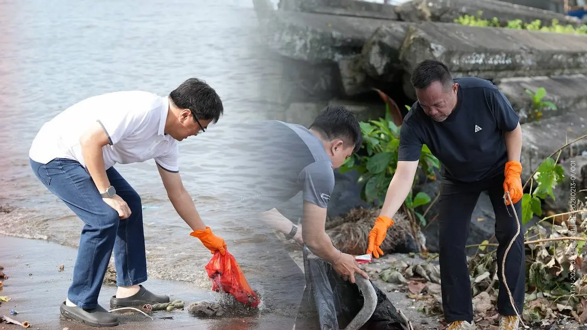 Andrei Angouw dan Richard Sualang pungut sampah di Pantai Malalayang Manado mediasulut.id