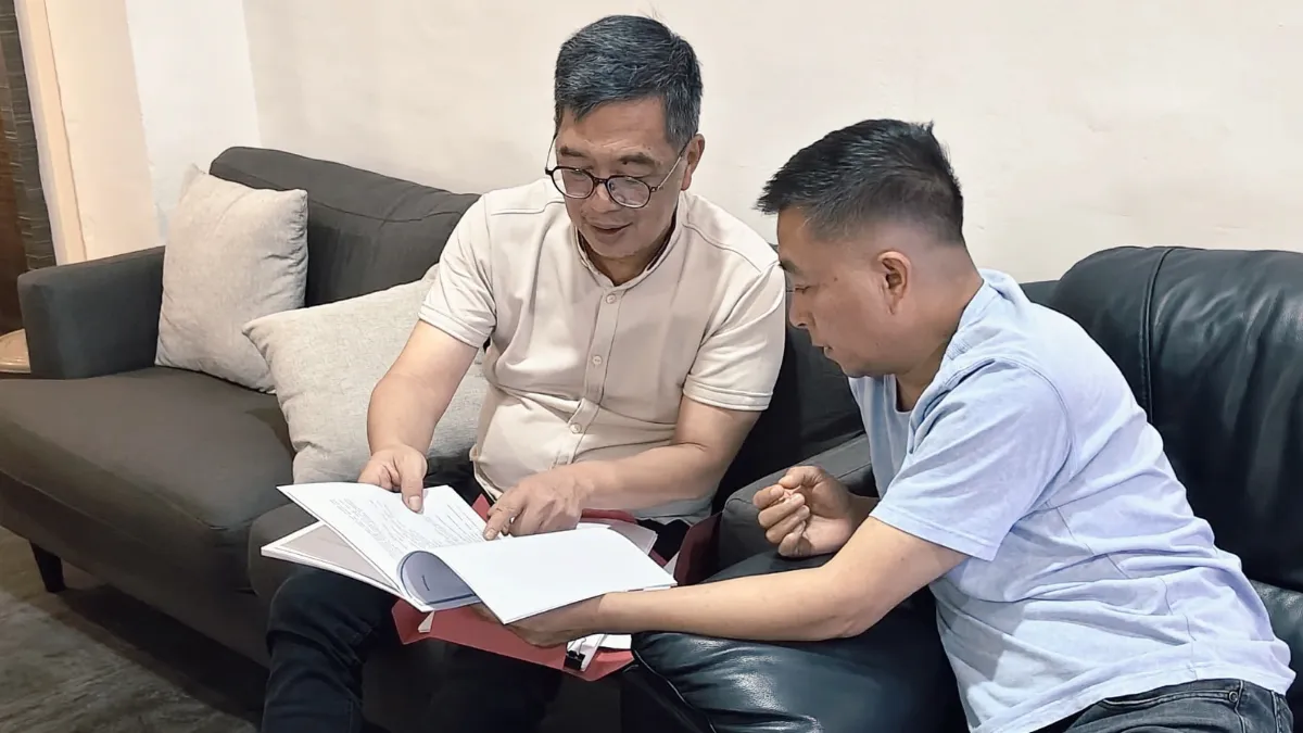 Argo Sumaiku mempelajari dokumen pengelolaan pasar bersama Dirut Perumda Manado mediasulut.id