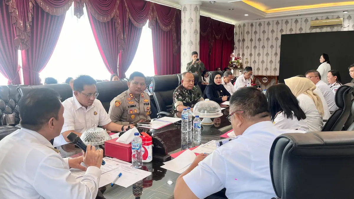 Bupati Franky Wongkar memimpin rapat Forkopimda Minahasa Selatan di kantor bupati mediasulut.id