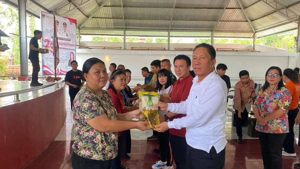 Bupati Franky Wongkar serahkan minyak goreng GPM Minsel mediasulut.id