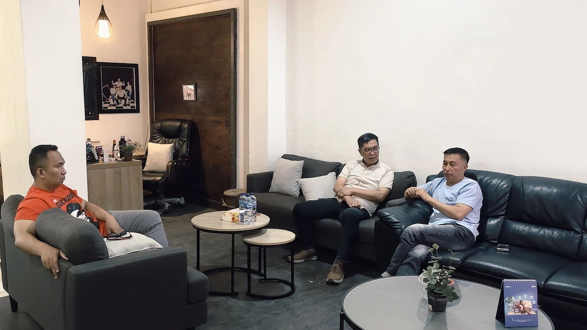 Argo Sumaiku diskusi pengelolaan pasar bersama direktur utama Perumda Pasar Manado Lucky Senduk dan Direktur Umum Irving Biki mediasulut.id