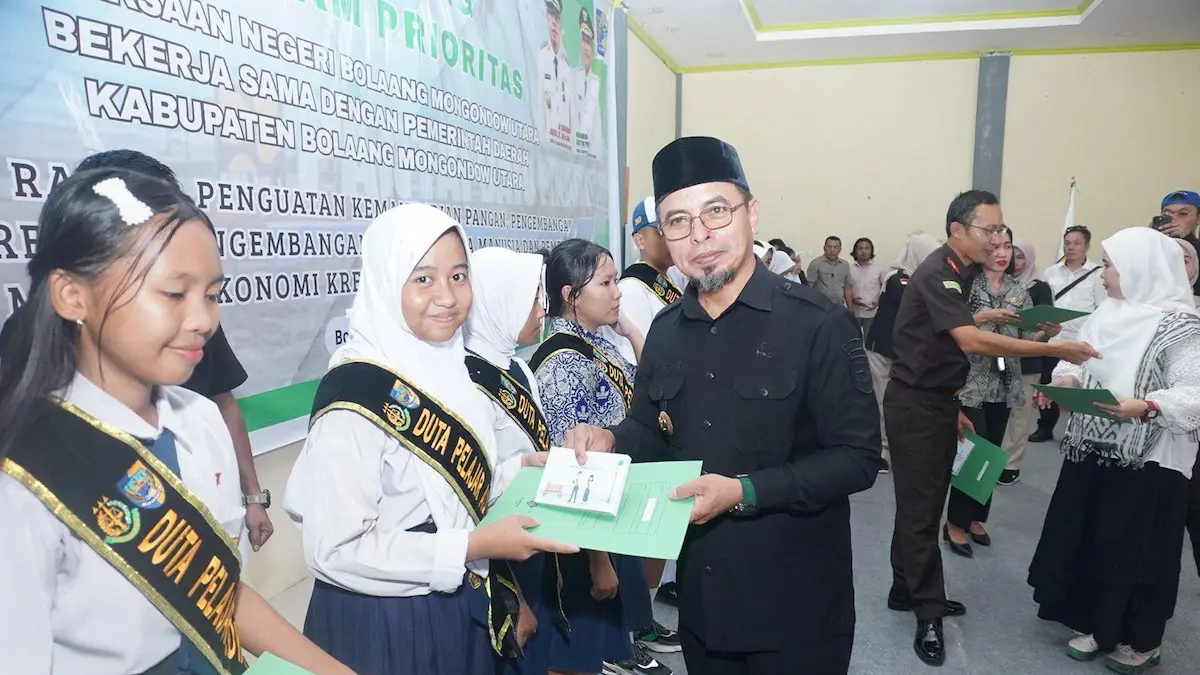 Bupati Boltara menyerahkan buku saku kepada Duta Pelajar Adhyaksa di Boltara mediasulut.id