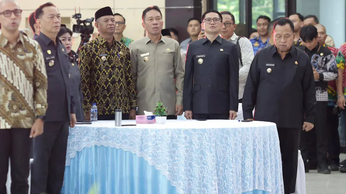 Franky Wongkar bersama Bupati dan Walikota se-Sulut pada peresmian Posbakum