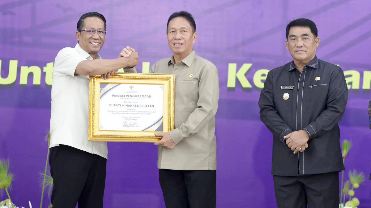 Franky Wongkar terima penghargaan Menteri Hukum Manado