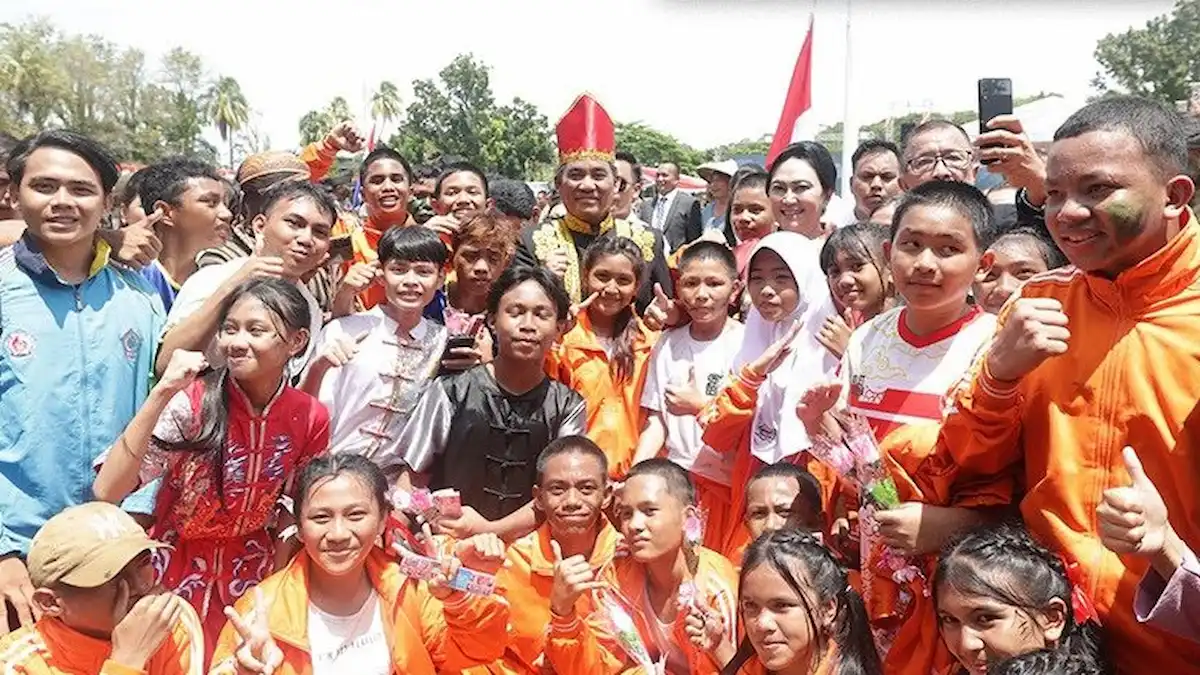 Gubernur Yulius foto bersama pelajar peringatan Merah Putih mediasulut.id