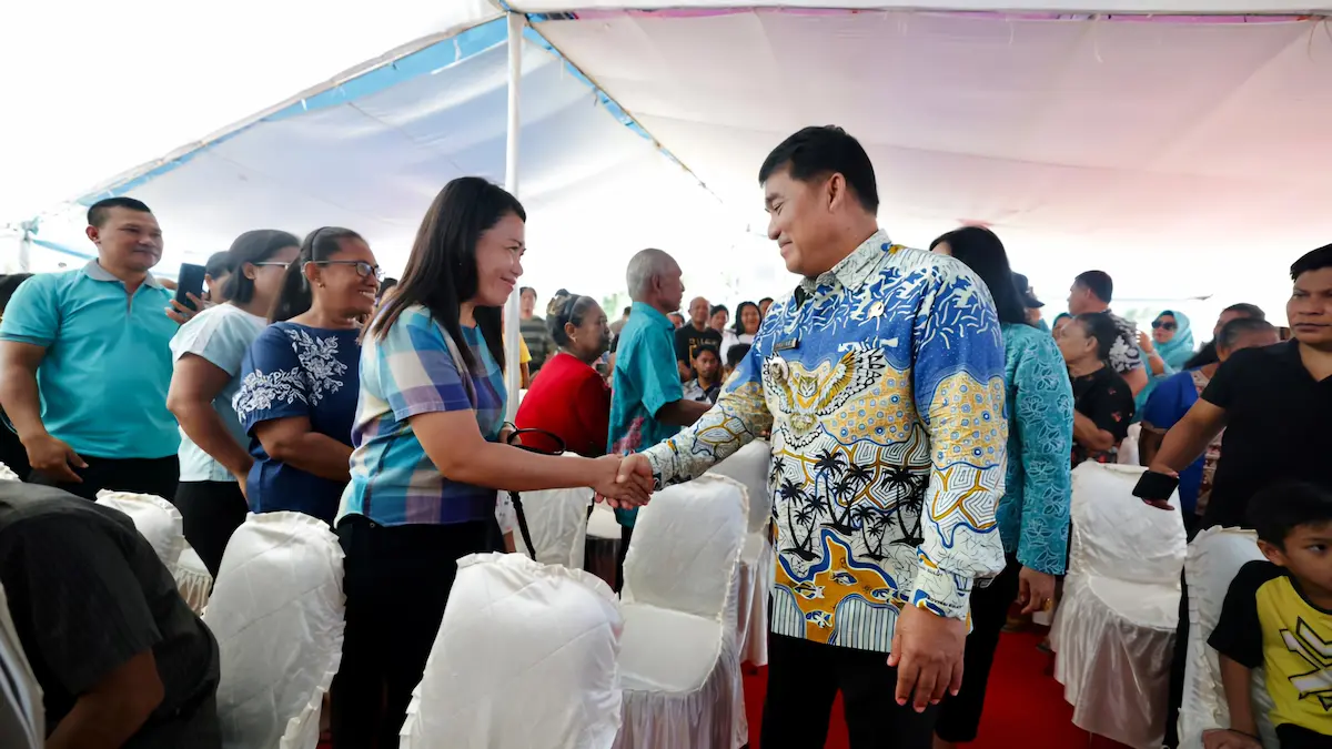 Gubernur Yulius berjabat tangan warga huntap Bolsel mediasulut.id