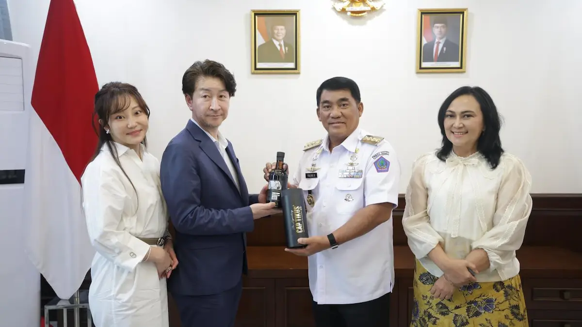 INA Grup menyerahkan cenderamata kepada Gubernur Sulawesi Utara mediasulut.id