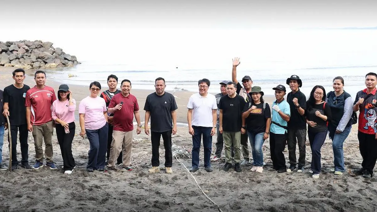 ASN dan komunitas kerja bakti di Pantai Malalayang Manado mediasulut.id