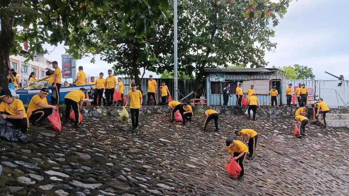 Kerja bakti Polda Sulut membersihkan kawasan Megamas Manado mediasulut.id