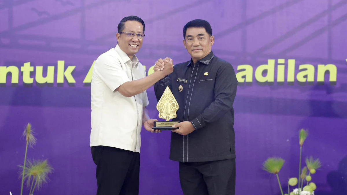 Menteri Hukum dan Gubernur Sulut usai peresmian Posbankum