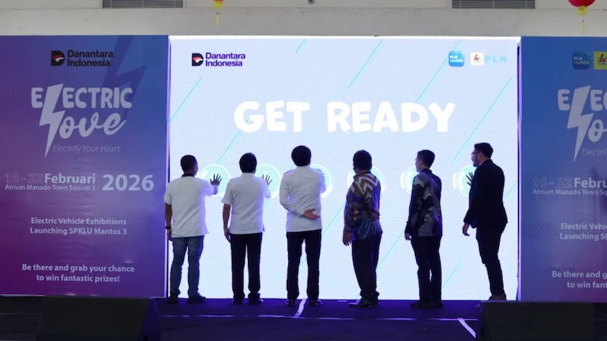 Pejabat tekan layar peluncuran SPKLU Mantos Manado mediasulut.id