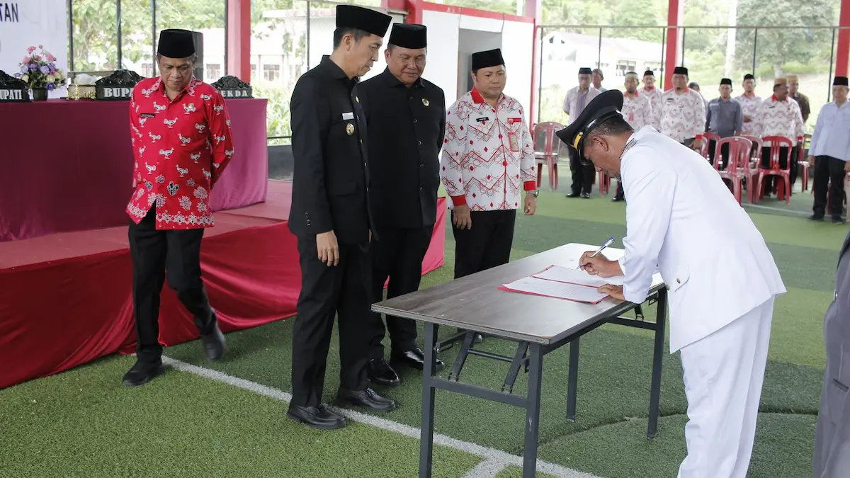 Penandatanganan sumpah pejabat Bolsel disaksikan Bupati Iskandar Kamaru