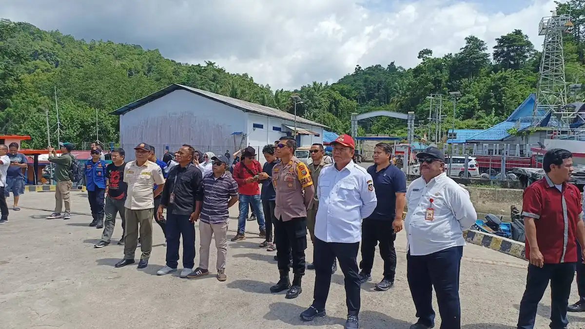 Aparat mengawal relokasi pengungsi Gunung Ruang