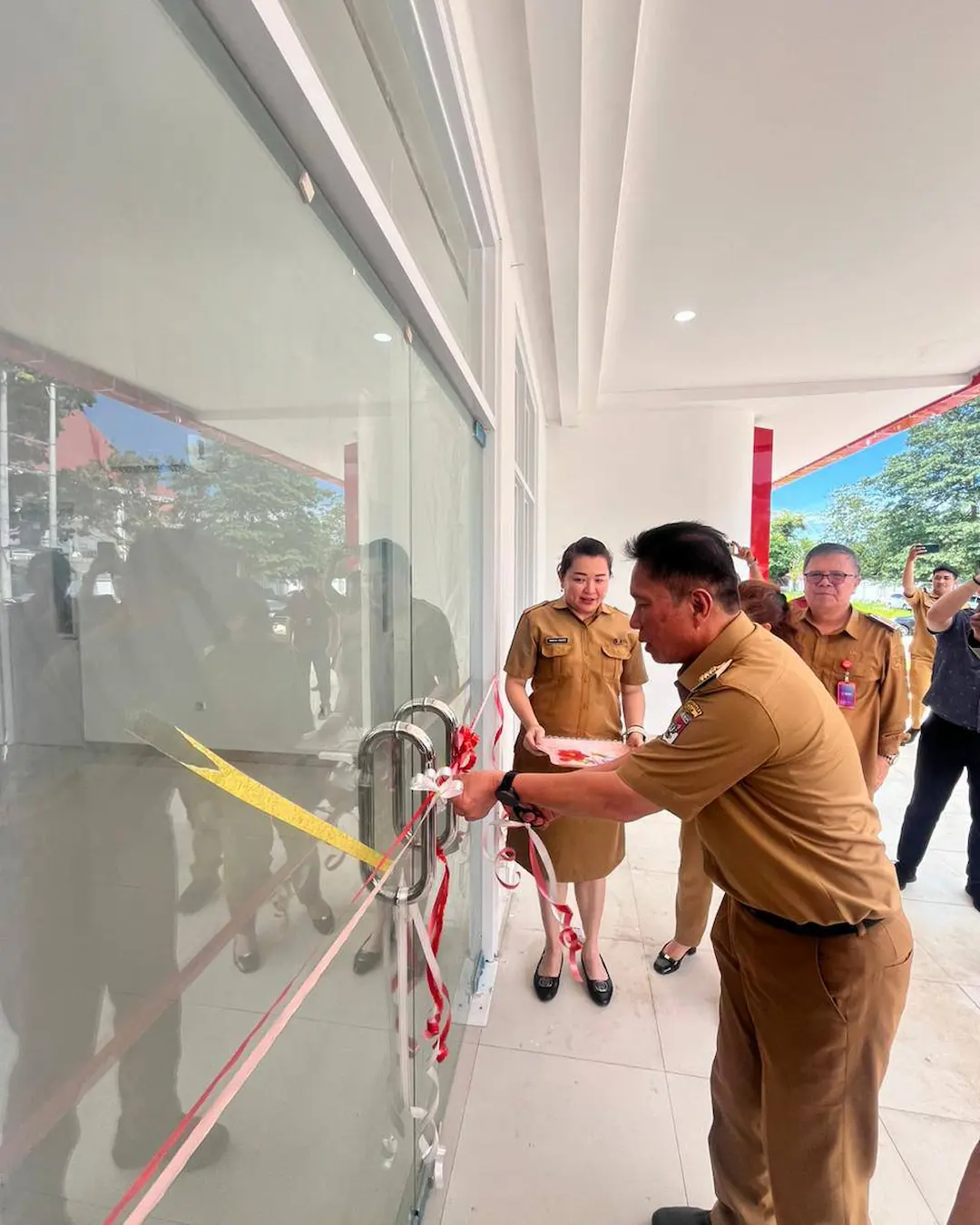 Franky Wongkar gunting pita Labkesmas Teep Amurang Barat mediasulut.id