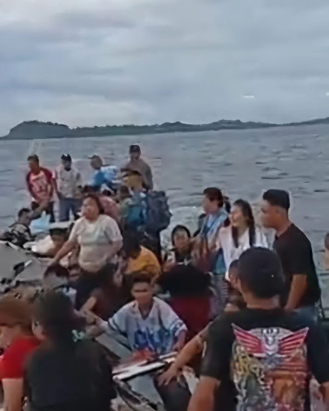 Penumpang KM Alisa berkumpul di badan kapal usai kecelakaan di perairan Pulau Gangga mediasulut.id