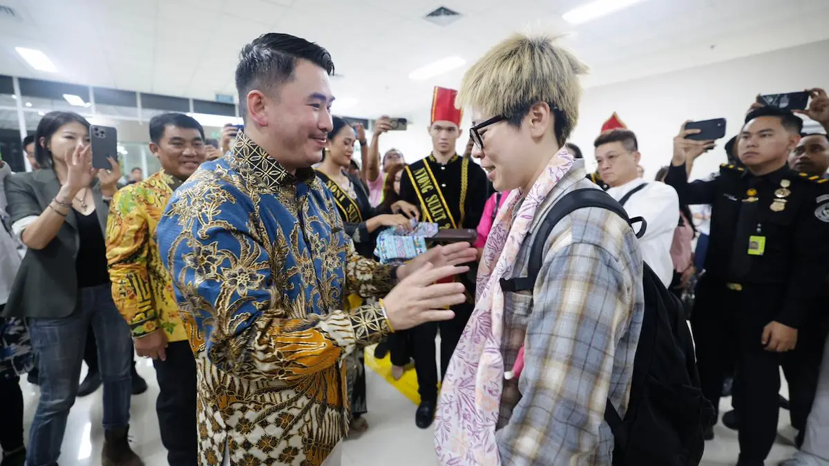 Penyambutan wisatawan Taiwan dengan kain khas Sulut di Bandara Manado mediasulut.id