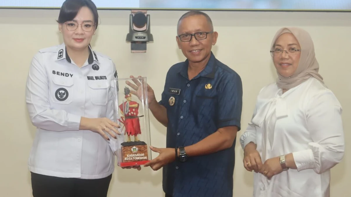 Sendy Rumajar serahkan cinderamata kepada Iwan Sjafruddin di Tomohon mediasulut.id