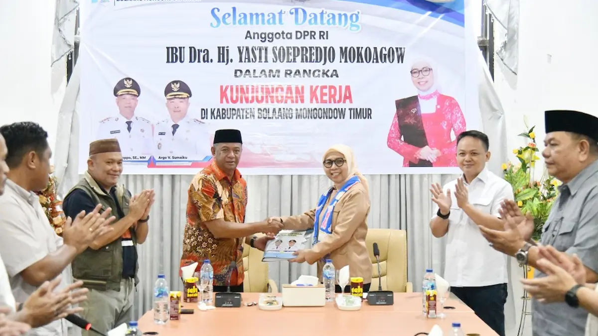 Oskar Manoppo menyerahkan dokumen kepada Yasti Soepredjo Mokoagow di Boltim mediasulut.id