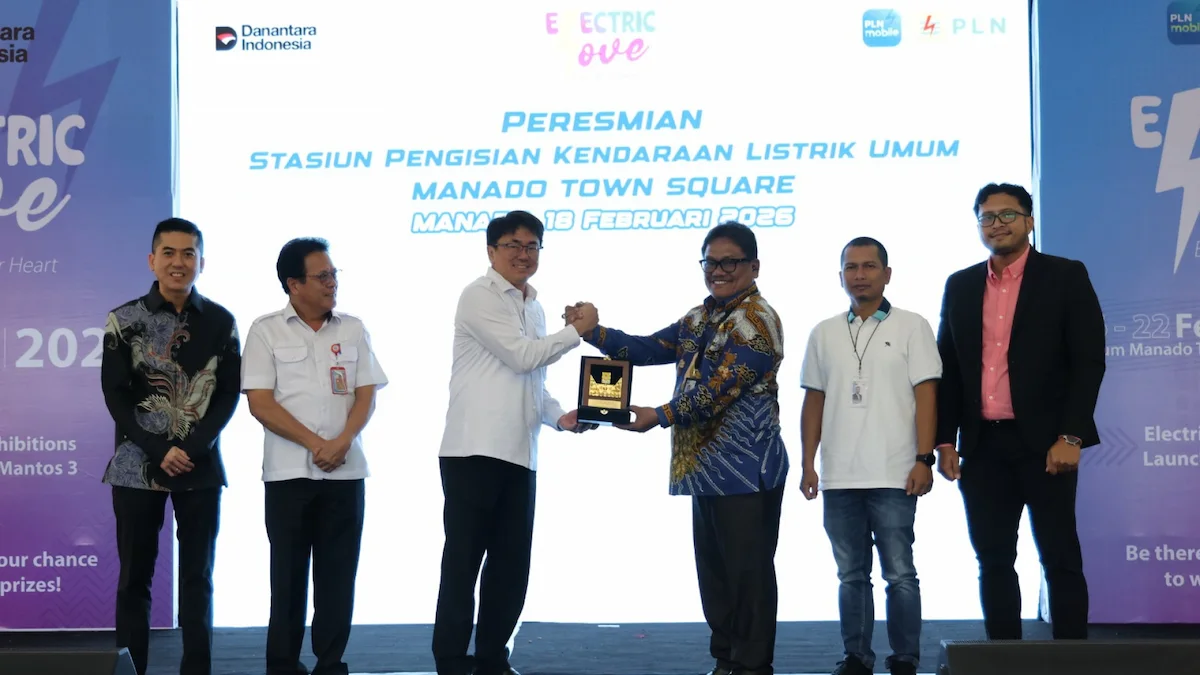 Andrei Angouw terima plakat peresmian SPKLU Manado mediasulut.id