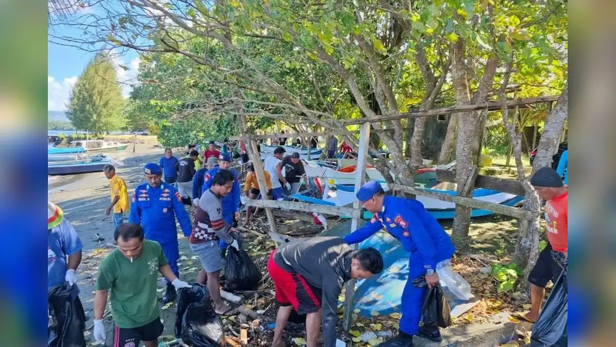 Personel Polda Sulut kerja bakti bersihkan pesisir Manado mediasulut.id