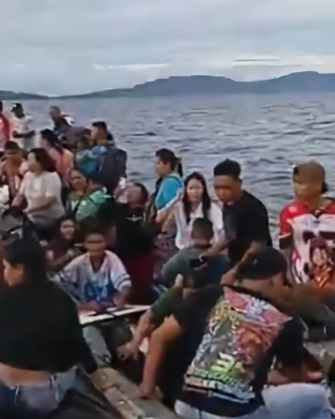 Proses evakuasi penumpang KM Alisa di perairan Pulau Gangga Minahasa Utara mediasulut.id