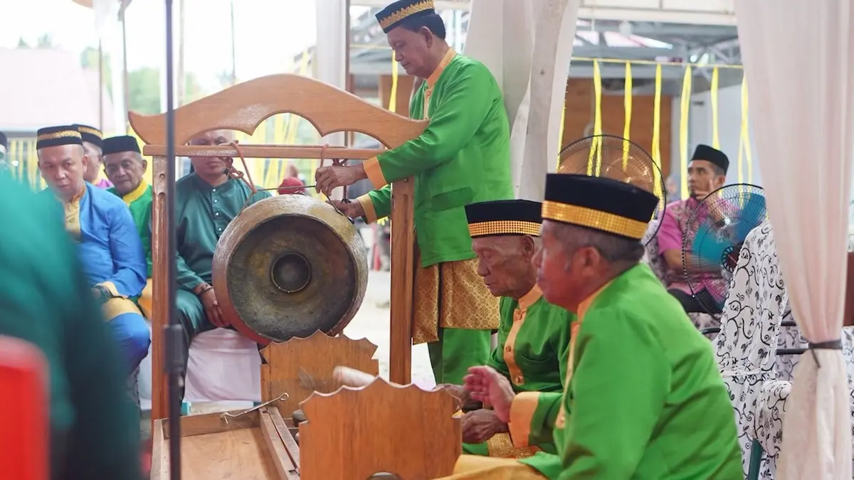 Tokoh adat pukul gong Mopohabaru di Boltara mediasulut.id