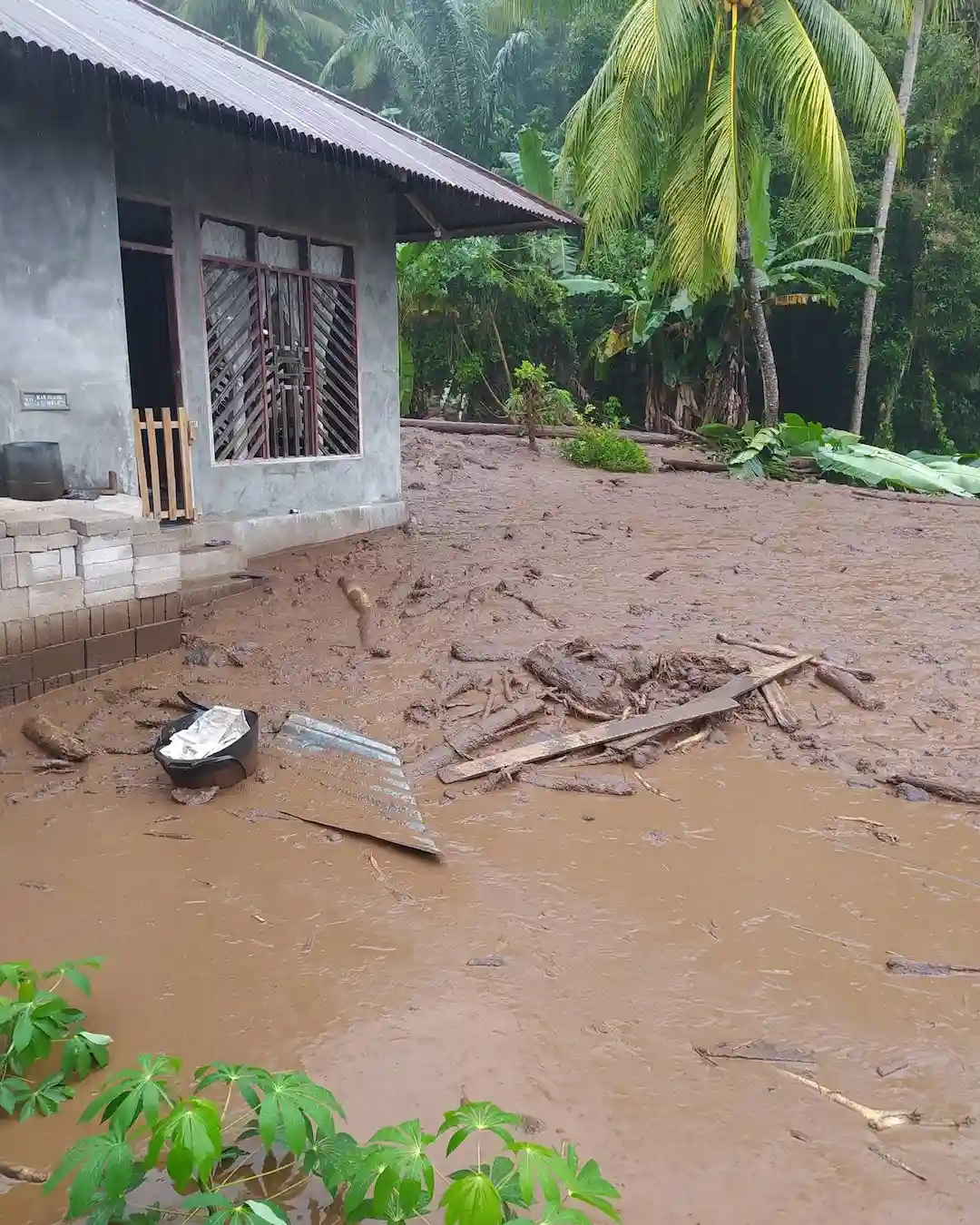 Rumah warga terdampak longsor di Manado Tua Dua mediasulut.id